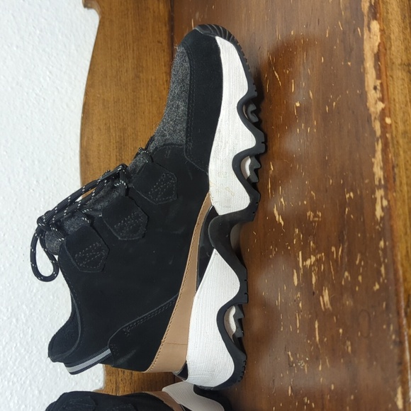 Sorel Kinetic Impact Caribou Boots Sz. 8.5 Black & Gray With Tan Accent - Picture 3 of 6